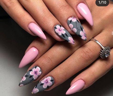 Pink Nails With Flower Design, Pink Floral Nails, Grey Nail, Summer Nails 2023, Summery Nails, Pretty Nail Art Designs, Nail Art Designs Videos, Nails 2023, Pink And Gray