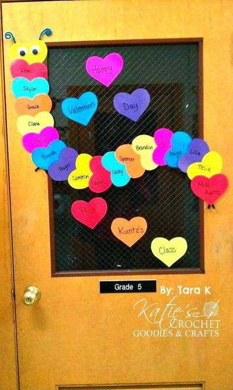 valentine door decorations Valentines Day Bulletin Board, Spring Door Decoration, Valentine Door Decorations, Spring Classroom, Preschool Bulletin, School Doors, Preschool Valentines, Door Decorations Classroom, Daycare Crafts