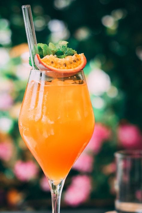 Maracuja-Spritz: Dieses Sommerrezept bringt den Urlaub nach Hause Passion Fruit Mojito, Vegan Drinks, Shakes Drinks, Fancy Drinks, Restaurant Food, Healthy Smoothie, Smoothie Drinks, Smoothie Recipes Healthy, Restaurant Recipes