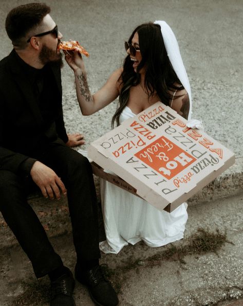 Pizza party on the side of the road & a whole lot of love Pizza After Wedding, Pizza Wedding Photo, Elopement Pizza, Pizza Truck Wedding, Pizza Engagement Photos, Pizza Engagement Pictures, Engagement Food, Pizza Wedding, Pizza Photo