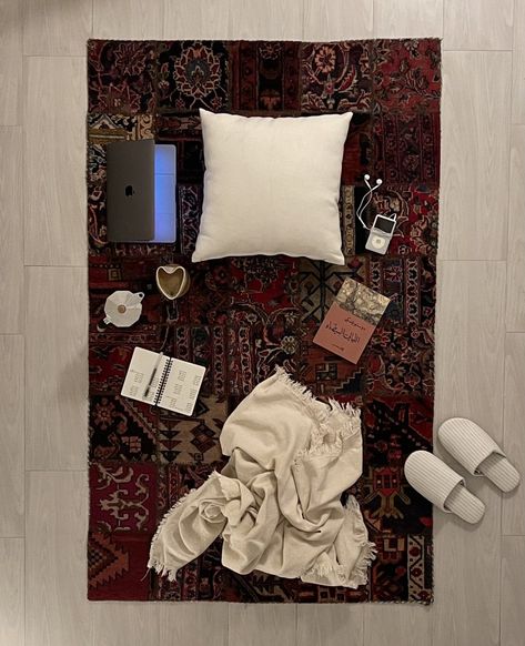 Zimmer Diy, Arab Culture, Jairzinho, My New Room, Aesthetic Room Decor, Infj, Aesthetic Room, On The Floor, Dream Room