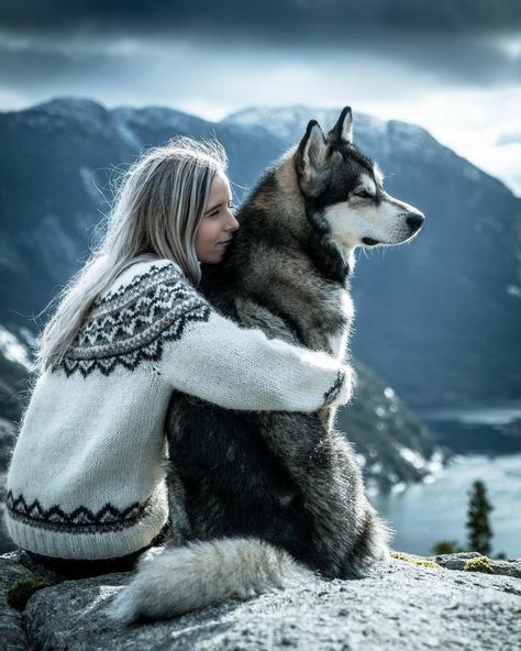 Mommy Photography, Alaskan Husky, Me And My Dog, Hiking Dogs, Snow Dogs, Cute Couple Poses, Alaskan Malamute, Winter Dog, Dog Sledding