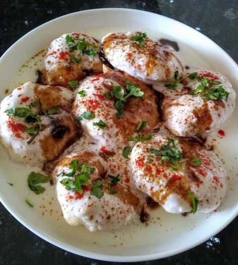 Dahi Vada, Lentil Fritters, Mint Chutney, Veg Snacks, Creamy Yogurt, Tumblr Food, Tamarind Chutney, Tastemade Recipes, Delicacy Food