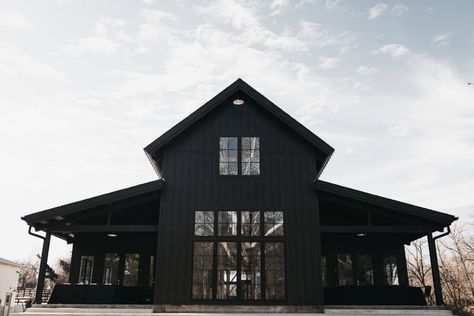 Black Barndo, Tiny House With Loft, Modern Pole Barn, Loft Tiny House, House With Loft, Spain Ranch, Cabin Building, Interior Creative, Modern Country Living