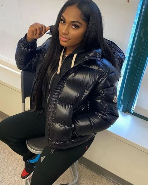 Instagram-bilde av @nylo251 • 14. januar 2022 kl. 18:32 Calm Fits, Moncler Jacket, Puffy Jacket, Fits Inspo, Winter Fits, Fitness Inspo, Puffer Jacket, Leather Pants, Girl Fashion