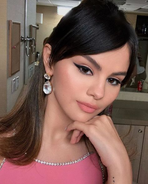 Selena Gomez Looks Incredible In Winged Liner On Jimmy Fallon | GRAZIA Magazine 60s Inspired Makeup, Selena Gomez Birthday, Selena Gomez Hair, Looks Kylie Jenner, Celebrity Beauty Secrets, Makeup Artist Tips, Marie Gomez, No Eyeliner Makeup, Celebrity Beauty