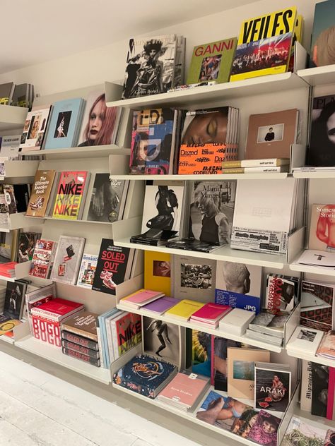 Magazine shop vibe Magazine Display Ideas Home, Magazine Home Decor, Magazine Store Aesthetic, Magazine Work Aesthetic, Magazines Decor, Manchester Aesthetic, Independent Magazine, Book Vibe, Magazine Aesthetic