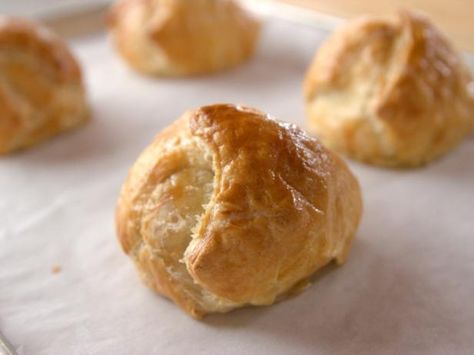 Get Glazed Apple Dumplings Recipe from Food Network Apple Dumplings Recipe, Food Network Recipes Pioneer Woman, Ree Drummond Recipes, Apple Dumpling Recipe, Apple Glaze, Apple Dumplings, Dumplings Recipe, Frozen Puff Pastry, Ree Drummond