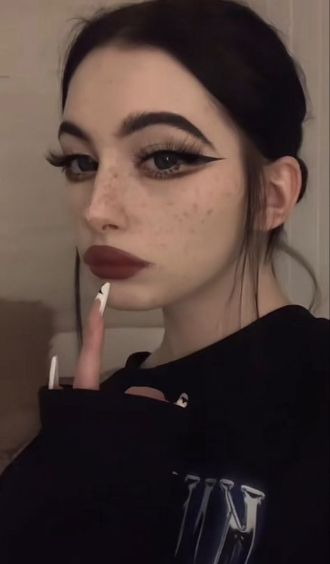 Different Makeup Aesthetics, Cute Soft Makeup, Bold Eyeliner, Alt Makeup, Face Art Makeup, Swag Makeup, Alternative Makeup, Ethereal Makeup, Makeup Tut