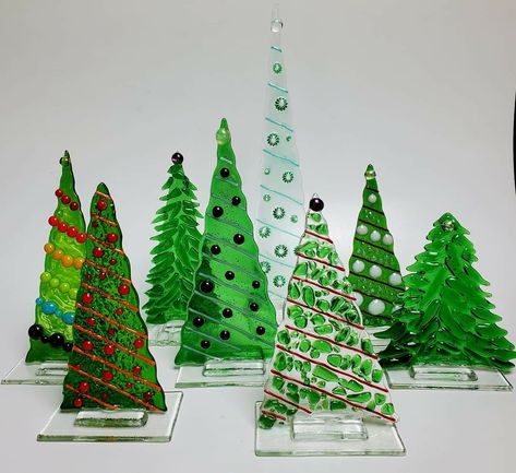 Fused Glass Trees, Vitromosaico Ideas, Glass Christmas Trees, Glass Fusion Ideas, Glass Christmas Decorations, Fused Glass Artwork, Fused Glass Ornaments, Glass Fusing Projects, Glass Art Projects