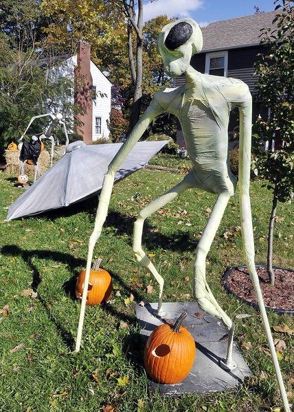 Halloween Yard Props, Halloween Yard Displays, Halloween Maze, Halloween Haunted House Decorations, Alien Party, Alien Halloween, Halloween Window Decorations, Creepy Halloween Decorations, Halloween Yard Decorations