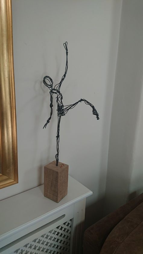 Wire Stick Figures, How To Make Wire People, Wire Figures Human, Wire Body Sculpture, Wire Figures How To Make, Wire Figure Sculptures, Wire Sculpture Ideas, Chicken Wire Sculpture Diy, Wire Figures