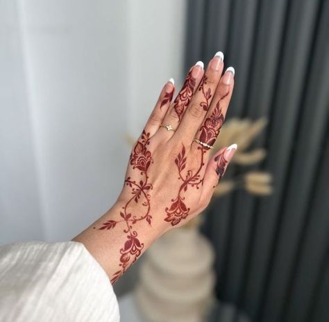 Nikah Mehndi Designs Simple, Simple Nikkah Mehndi, Henna Nails Stain, Henna Nikah, Basic Henna, Latest Mehndi Designs Wedding, Feeling Embarrassed, Makeover Photoshoot, Wedding Henna Designs