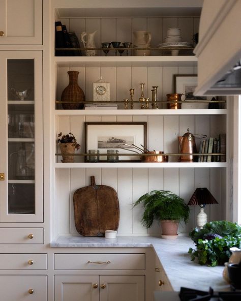 Swedish Kitchen Design, Styling Kitchen Shelves, Pantry Door Ideas, House Pantry, Swedish Kitchen, Condo Remodel, Texas House, Tiny Apartments, Open Kitchen Shelves