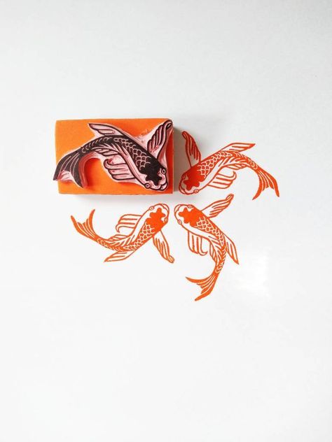 Koi Carp handmade rubber stamp by Paper Grape Prints on Etsy  . #koicarp #papercrafts #rubberstamp #illustration #scrapbooking #scrapbookideas #japanesenature #natureart #stampinupcards #stamp #cardmaking #stationeryaddict #etsyshop Fish Stamp, Linoleum Print, Linocut Printmaking, Lino Art, Japanese Fish, Hand Carved Stamps, Fabric Gift Wrap, Stamp Carving, Fish Pattern