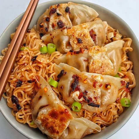 Vegan Recipes on Instagram: “Gyoza and Chilli Soy Noodle Soup - totally delicious, totally comfort😍 Recipe below by @truffleandtoast . Follow us @veganrecipesideas for…” Chicken Gyoza, Vegan Plan, Pan Fry, Vegan Foodie, Detox Recipes, Daily Meals, Food Obsession, Noodle Soup, Quick Easy Meals