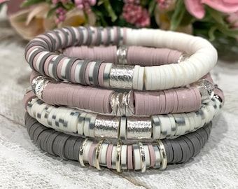 Bracelet Pictures Ideas, Heishi Bracelet Ideas, Bracelets Heishi, Heishi Jewelry, Boho Jewelry Bracelet, Candy Bracelets, Heishi Bead Bracelet, Arm Candy Bracelets, Boho Bracelets Stack