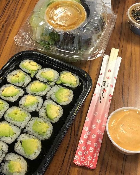 Avocado Rolls Sushi, Sushi Salad, Healthy Sushi, Avocado Roll, Sushi Lunch, Roll Sushi, Salad Rolls, Vegan Sushi, Chicken Rolls