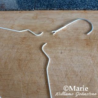 Wire Clothes Hanger Crafts, Metal Hanger Crafts Diy, Wire Clothes, Wire Hanger Crafts, Double Wreath, Wire Coat Hangers, Make Your Own Wreath, Wreath Frames, Make Your Own Ring