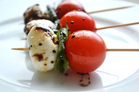 Caprese salad skewer with reduced balsamic vinegar (using sundries tomatoes is a great twist) Salad Skewers, Caprese Salad Skewers, Caprese Skewers, Shower Food, Olive Garden, Calamari, Baby Shower Food, Appetizers For Party, Finger Food