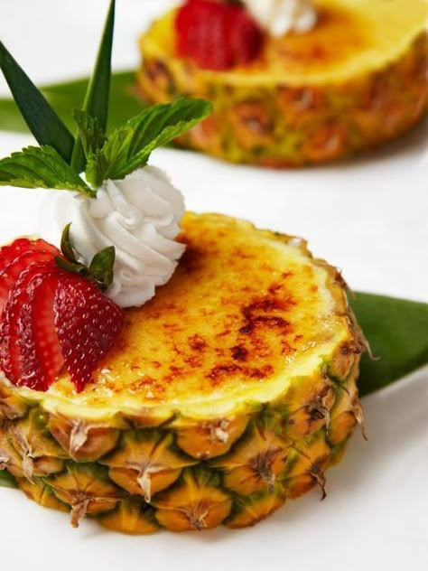 Creme Brulee Desserts, Creme Brulee Cheesecake, Creme Brulee Recipe, Brulee Recipe, Pineapple Desserts, Dessert Presentation, Tart Dessert, Pineapple Recipes, Creme Brûlée