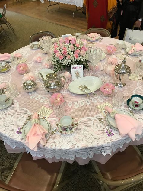 Bridgeton Centerpieces, Bridgeton Table Setting, Victorian Tea Room Aesthetic, Tea Party Round Table Settings, Victorian Theme Party Decor, Tea Party Indoor, Fancy Tea Party Table Setting, Tea Party Quinceanera Theme, Bridgerton Table Setting