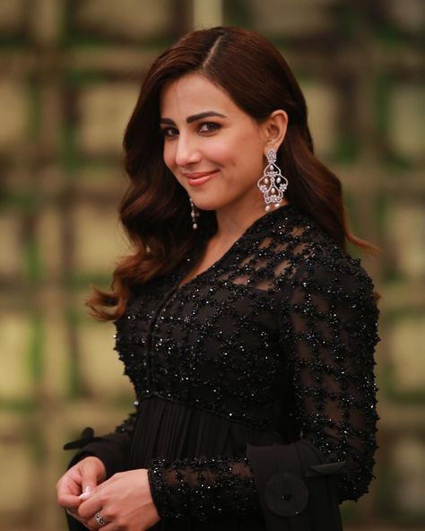 Ushna Shah, Mafia Wife, Asian Traditional Fashion, Creative Pics, Sana Javed, Pakistani Women Dresses, Pakistani Beauty, Pakistani Women, Bridal Hair Buns