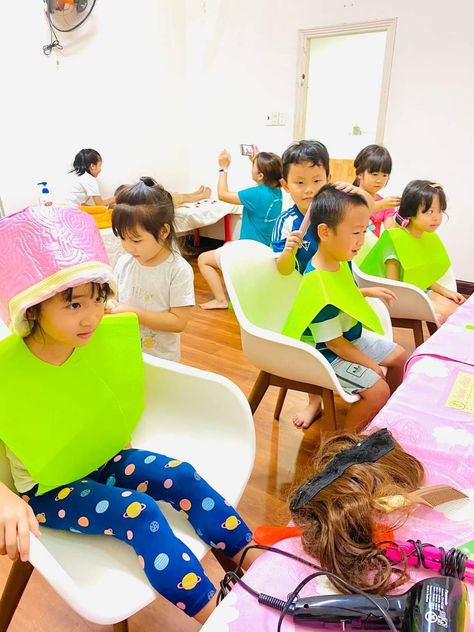 Hair Salon Pretend Play, Spa Dramatic Play, Hair Salon Dramatic Play, Salon Dramatic Play, School Games For Kids, Kids Sensory Activities, Role Play Areas, People Who Help Us, All About Me Preschool