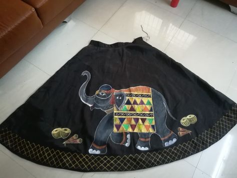 Fabric Painting On Chaniya Choli, Fabric Paint Chaniya Choli, Fabric Painting Chaniya Choli, Full Sleeves Blouse Designs, Fabric Colour Painting, Black Fabric Paint, Garba Dress, Dance Costumes Dresses, Cotton Blouse Design