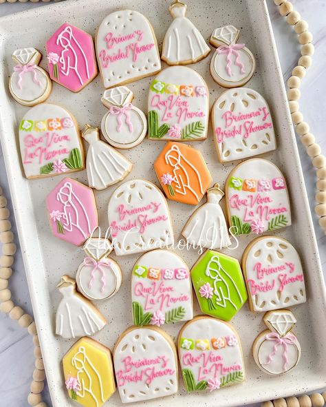 Que viva la novia!! / Bridal Shower Cookies Mexican Style 🇲🇽💍💐 Pricing? 👉🏻 https://msha.ke/alecreations918 • • • • #alecreations918 #tulsasmallbuisness #tulsaoklahoma #decoratedsugarcookies #customcookies #cookie #cookies #decoratedcookies #inspirationcookies #cookiesofinstagram #desserts #dessertideas #dessertideas #partyideas #party #sugarcookies #royalicing #royalicingcookies #cookies #cookiesideas #royalicingideas #bridalshowercookies #bridalshowercookieset #mexicancookies #mexicanparty #... Mexican Cookies, Bridal Shower Cookies, Shower Cookies, Tulsa Oklahoma, Mexican Party, Mexican Style, Royal Icing Cookies, Custom Cookies, Sugar Cookies Decorated