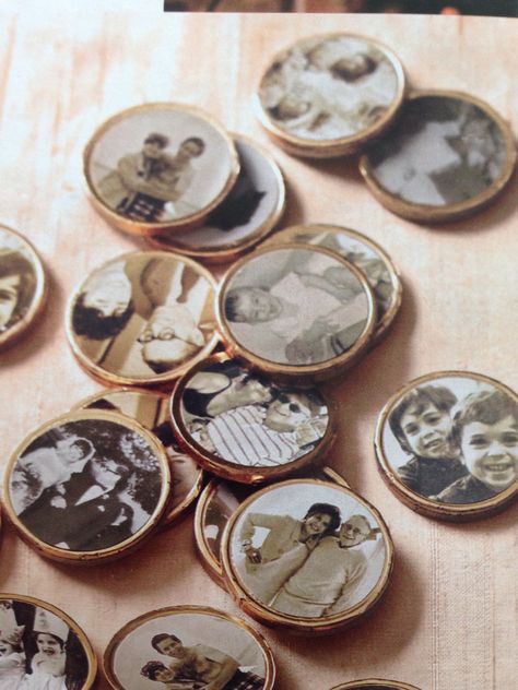 Gold coins. Photos printed on adhesive paper. Wedding Party Pictures, Mom Dad Anniversary, 60th Anniversary Parties, Wedding Parties Pictures, Vintage Foto's, 50th Wedding Anniversary Party, Gold Chocolate, Personal Pictures, 50th Anniversary Party