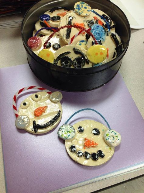 From Mrs. picasso's Artroom- clay snowman ornaments Elementary Clay, Elementary Christmas Ornaments, Clay Ornaments For Kids, Winter Clay Projects, Clay Snowman, Clay Handbuilding Ideas, Clay Projects For Kids, Clay Lesson, Winter Art Lesson