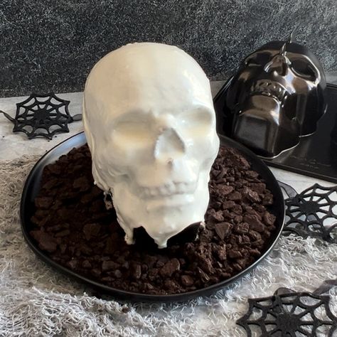 Dark Chocolate Cookies and Cream Skull Cake Wilton Skull Cake Pan Ideas, Skull Cake Pan, Halloween Dessert Table, Cake Lifter, Skull Cake, Halloween Dessert, Dark Chocolate Cookies, Coffee Cookies, Vanilla Cookies