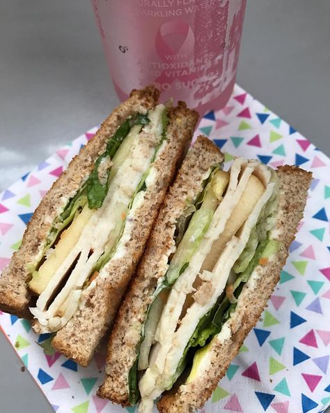 Denise DeLeo on Instagram: “Turkey, apple and swiss sandwich by @rachelshealthyplate. I haven't made this combo sandwich in awhile and I've been craving it ever since…” Turkey Sandwich Lunch, Turkey Apple, Turkey Sandwich, Deli Turkey, Simple Meals, Turkey Sandwiches, Snack Recipes, Sandwiches, Easy Meals