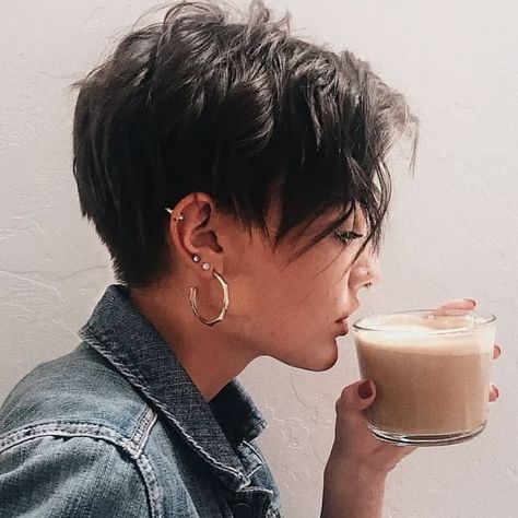 Boycut For Girls Hairstyles, Pixie Undercut Hair, Grow Out A Pixie, Growing Out Pixie Cut, Haircut Pixie, Haircut Undercut, Undercut Haircut, Short Textured Hair, Pixie Undercut