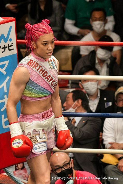 Female Boxers Women Boxing, Boxer Oc, Boxer Outfit Female, Female Boxer Aesthetic, Boxing Fashion, Boxer Outfit, Boxer Women, Boxer Girl, Mask Outfit