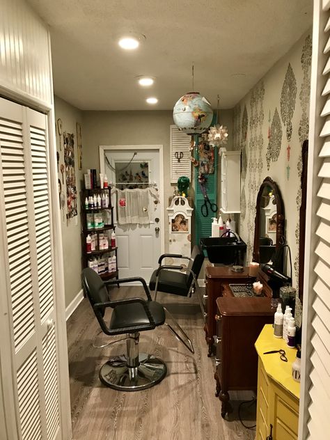 Mini Beauty Salon, Barber Suite Ideas, She Shed Salon Ideas, She Shed Hair Salon Ideas, Small Home Salon, Small Salon Ideas, Small Salon, Barber Shop Interior, Beauty Room Salon