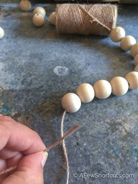 Skip the home decor store and learn how to make wooden bead garland with tassels for a fraction of the price. Perfect DIY for your Farmhouse decor and easy to make Do It Yourself Decoration, Wood Beads Diy, Farmhouse Beads, Wooden Bead Garland, Bead Garland, Wood Bead Garland, Mason Jar Diy, Mason Jar Crafts, Jar Crafts