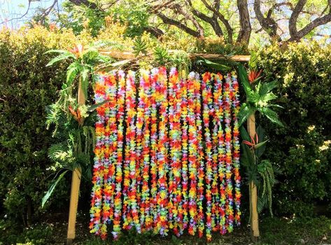 Hawaiian Christmas | CatchMyParty.com Luau Party Photo Backdrop, Hawian Themed Party, Hawaiian Prom Theme, Hawaiian Christmas Party Decorations, Hawaiian Photo Backdrop, Hawaiian Backdrop Ideas, Christmas Luau Party Ideas, Luau Backdrop Ideas, Luau Photo Backdrop