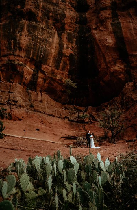 Sedona Wedding Venues, Sedona Engagement Photos, Dirtbag Wedding, Sedona Photoshoot, Elopement Pics, Elopement With Family, Elopement Pictures, Sedona Elopement, Sunrise Hike