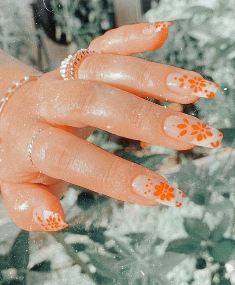 Fine Nails Design, Mexican Culture Nails, Mexican Style Nails Almond, White Mexican Nails, Spain Inspired Nails, Hispanic Nails Designs, Mexican Flower Nails, Nails For Spain, Barro Nails Mexican