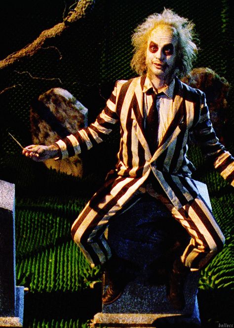 Bettle Juice Aesthetic, Beetlejuice Outfits, Beatle Juice, Beetlejuice Makeup, Beetlejuice Movie, Beetlejuice Halloween, Hot Halloween Outfits, Tim Burton Films, Classic Horror Movies