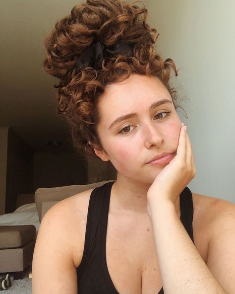 Julia on Instagram: “been getting a lot of questions about how i style my hair before i sleep on it. i always sleep with a pineapple bun, swipe to see how i…” Pineapple Hair Sleep Curls, Pineapple Bun Hair, Pineapple Bun Hairstyle, Pineapple Hairstyle, Pineapple Hair, Style My Hair, Pineapple Bun, Messy Curly Bun, Before I Sleep