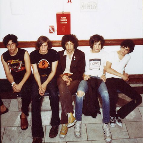 The Strokes 2003 Nikolai Fraiture, The Strokes Band, Nick Valensi, The Voidz, Juju On That Beat, Julian Casablancas, Fotografi Vintage, Music Pics, He Makes Me Happy