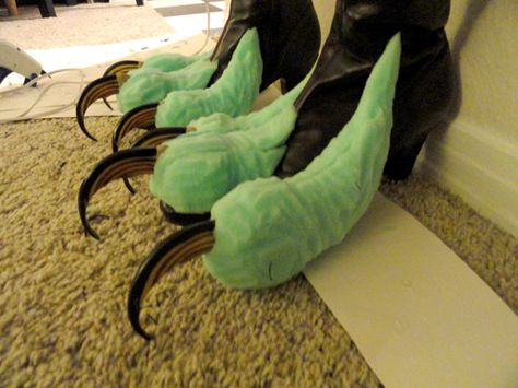 Feet made from crafting foam and fake bear claws. Good idea for wing construction. Discord Cosplay, Harpy Costume, Eagle Costume, Crow Costume, Fursuit Tutorial, Costume Making, Dragon Costume, Cosplay Tutorial, Costume Diy