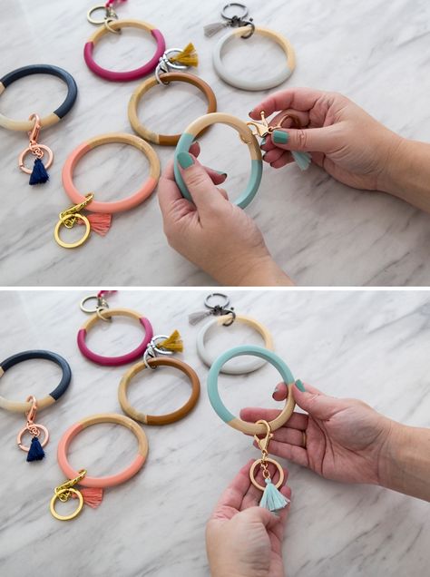 These trendy bangle keychain bracelets are super easy to make! Diy Keychain Ideas, Diy Bracelet Keychain, Trendy Keychains, Diy Bangles, Bangle Keychain, Bangle Diy, Tassel Crafts, Diy Bangle Bracelets, Keychain Ideas