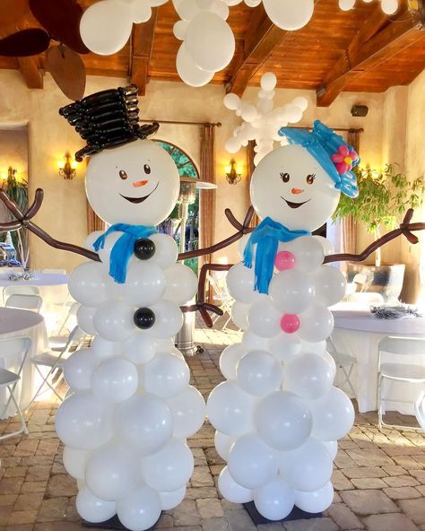 Balloon Snowman Diy, Snowman Themed Christmas Party, Winter Wonderland Balloons, Balloon Snowman, Snowflake Dance, Office Holiday Party Ideas, Balloon Centerpieces Diy, Winter Party Decorations, Christmas Balloon Decorations