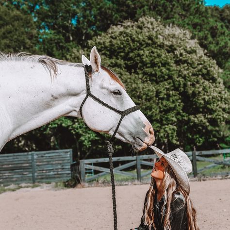 Western Riding Aesthetic, Blonde Cowgirl, 16th Birthday Wishes, Barrel Horses, August Aesthetic, Horse Photoshoot, Aesthetic Country, Show Cows, Western Horses