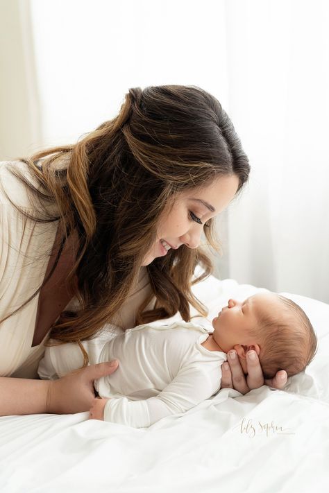 Lifestyle Newborn Photography Mom, Home Newborn Shoot Ideas, Newborn Mom Photography, Parent And Newborn Pictures, Newborn In Crib Photography, Newborn Photography On Bed, Newborn Photography Session, Newborn With Mom Photography, Newborn Pictures On Bed