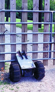 Dale McCaslin, Kansas City, Mo., used a Sears chain-driven garage door opener and the rear wheels and axle off an old riding mower to build a rugged Fence Opening Gate Ideas, Diy Gate Wheel, Farm Gate Ideas, Ag Projects, Shop Hacks, Diy Gate, Farm Tips, Gate Wheel, Gate Entrance